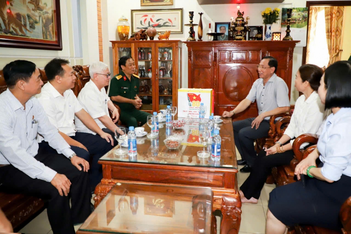 Thăm và tặng quà các tướng lĩnh, Anh hùng Lực lượng vũ trang, nguyên lãnh đạo Bộ Chỉ huy Quân sự tỉnh