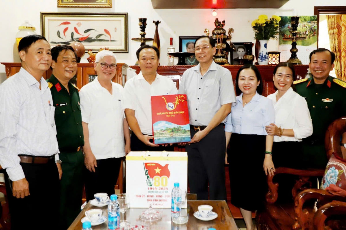 Bí thư Tỉnh ủy Nguyễn Văn Lợi và đoàn công tác tỉnh thăm hỏi, tặng quà Đại tá Võ Đức Thành