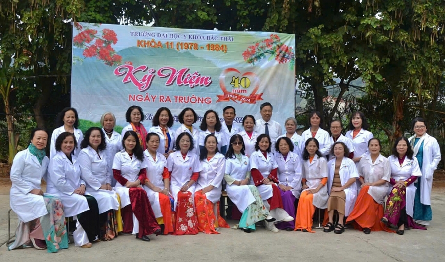  Những Cựu sinh viên  dù đã nghỉ hưu gần chục năm nhưng ngày kỷ niệm vẫn  khoác lên  mình tấm áo Blouse trắng nhớ lại thời điểm mới vào nghề cách nay hơn 40 năm. 