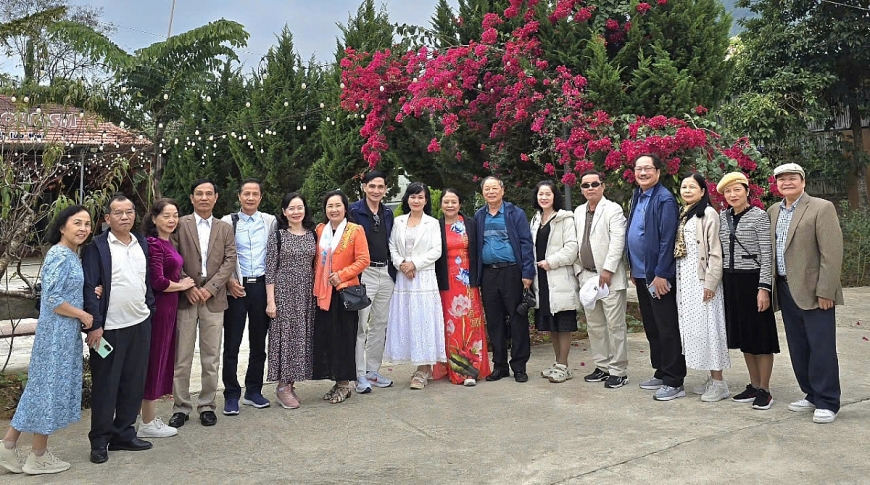 Những cặp vợ chồng dâu, rể của khóa K.XI Đại học Y Bắc Thái về dự  cuộc gặp mặt kỷ niệm 40 năm ngày ra trường (1984-2024)