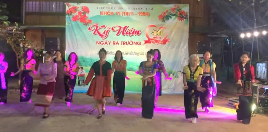   Cựu sinh viên K11 và các cô gái Thái trung tâm ẩm thực, nghỉ dưỡng Điểm Hẹn Homstay Bản Mòn thị xã Mộc Châu cùng biểu diễn Vũ điệu kết đoàn.