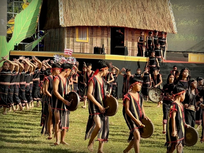 Trên đỉnh núi hoa vàng