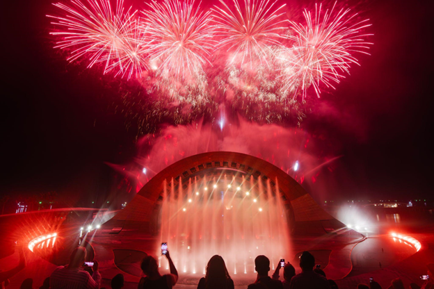 Pháo hoa từ khán đài show diễn Nụ hôn của biển cả