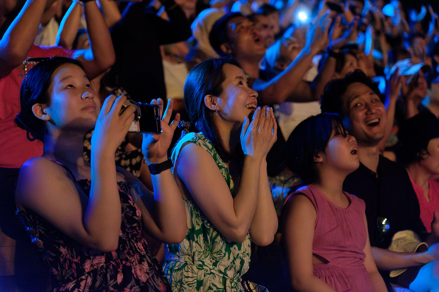 Màn trình diễn pháo hoa khiến nhiều du khách không giấu nổi hạnh phúc