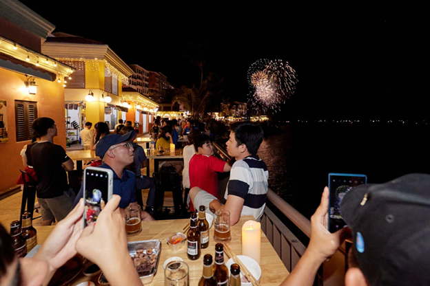 Khu chợ đêm duy nhất tại Việt Nam có thể ngắm pháo hoa mỗi đêm