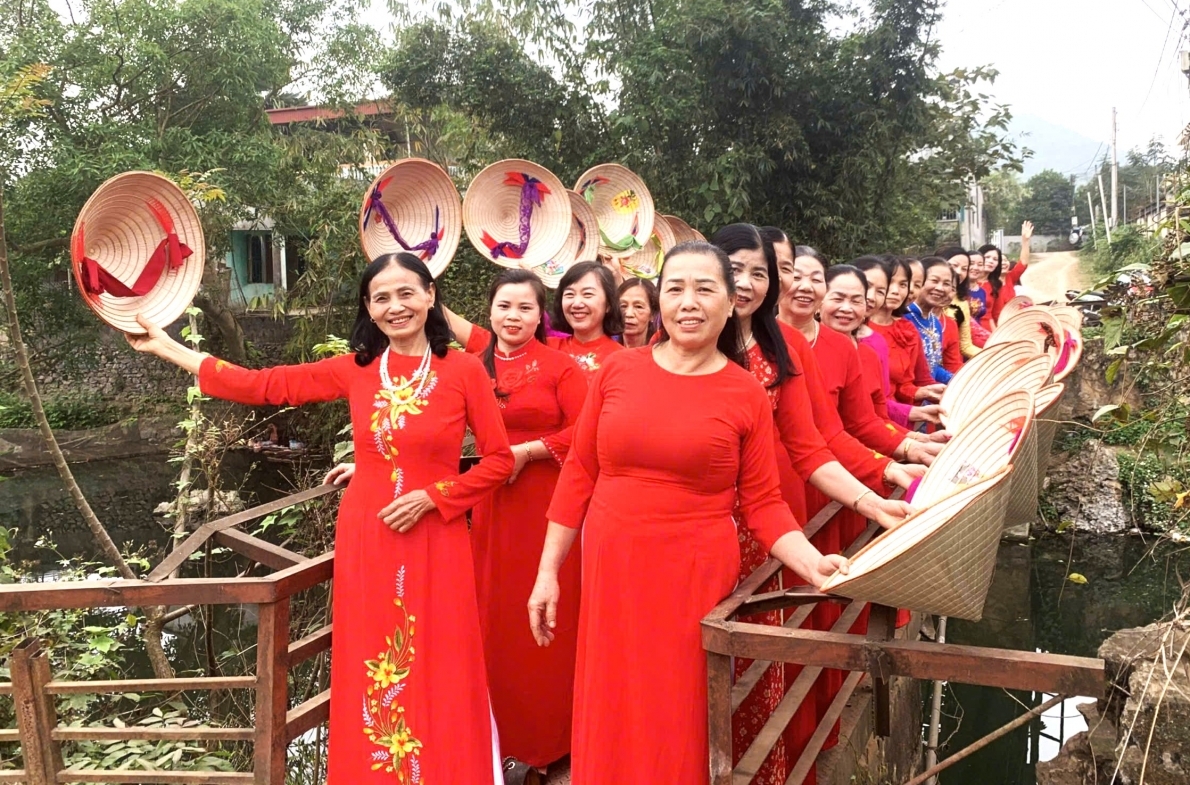 Bà Bùi Thị Phúc (ngoài cùng bên trái) và hội viên Phụ nữ huyện Tân Lạc, tỉnh Hòa Bình tham gia chương trình Tuần lễ áo dài 2024