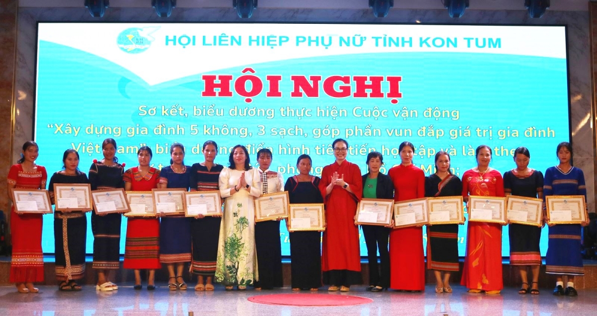 Sơ kết cuộc vận động Xây dựng gia đình 5 không 3 sạch ở tỉnh Kon Tum