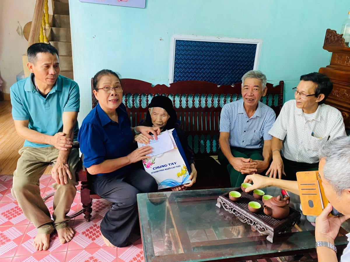 Hội NCT huyện Ba Vì thăm và tặng quà NCT có hoàn cảnh khó khăn. Ảnh: Thanh Hà
