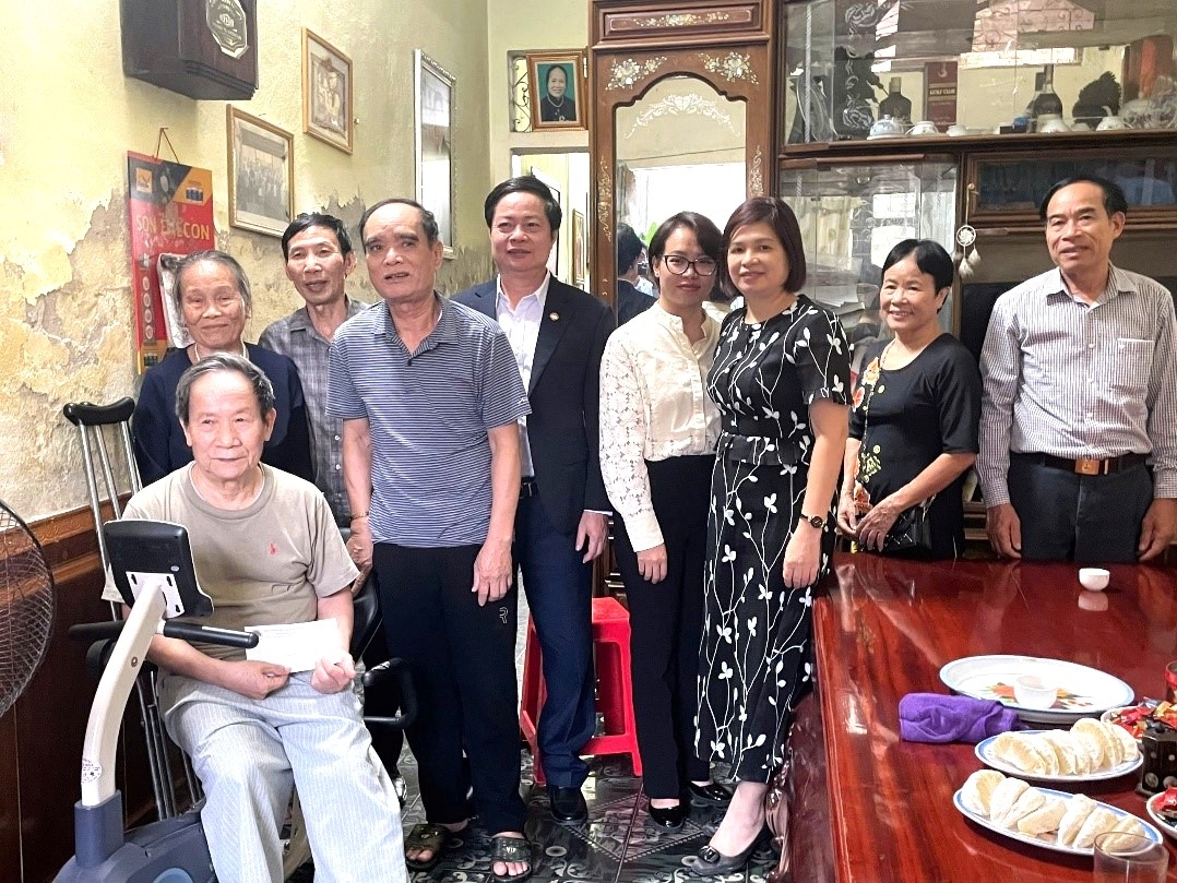 Thăm cụ Vương Quốc Thi hoàn cảnh khó khăn được tình nguyện viên chăm sóc tại nhà