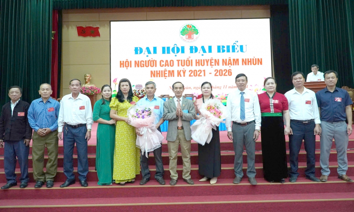 Lãnh đạo Hội NCT tỉnh Lai Châu tặng hoa chúc mừng Ban Chấp hành Hội NCT huyện Nậm Nhùn