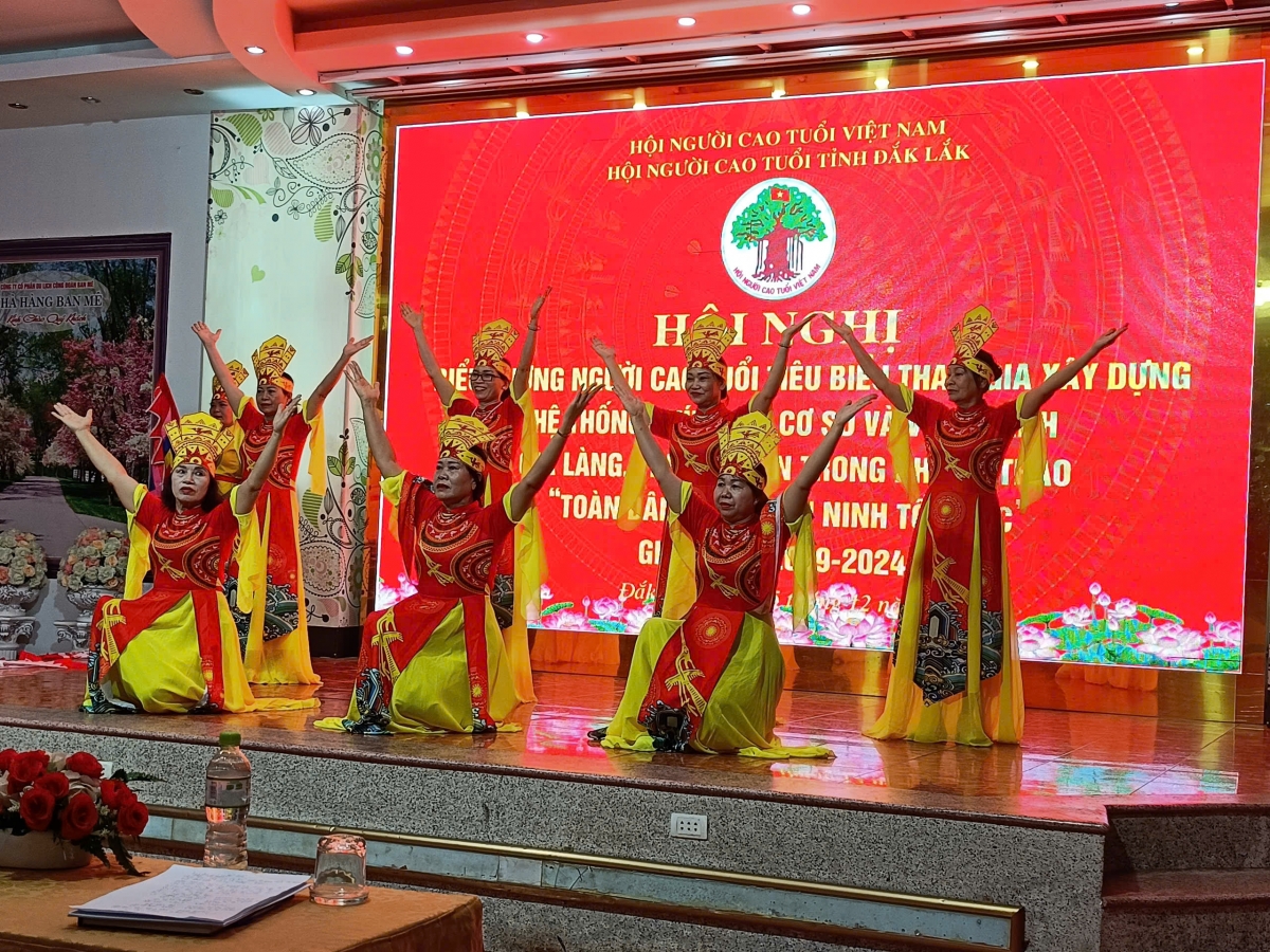 Biểu dương NCT, Già làng, Trưởng bản tham gia xây dựng hệ thống chính trị cơ sở và phong trào “Toàn dân bảo vệ an ninh Tổ quốc”