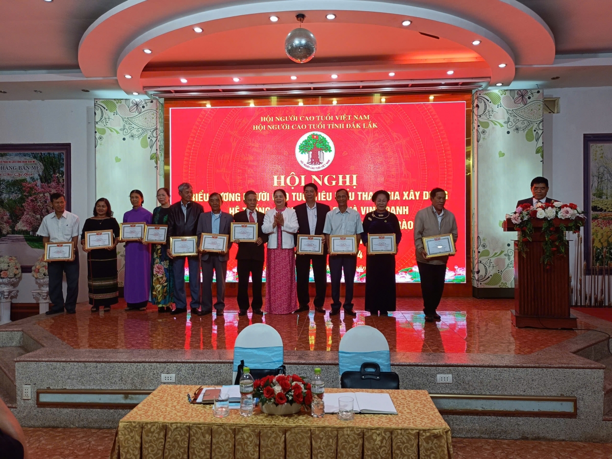 Biểu dương NCT, Già làng, Trưởng bản tham gia xây dựng hệ thống chính trị cơ sở và phong trào “Toàn dân bảo vệ an ninh Tổ quốc”