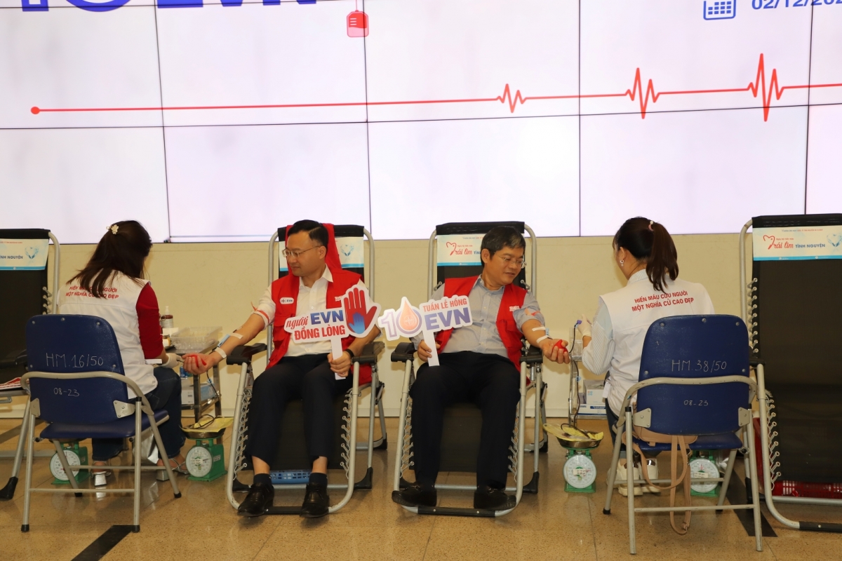 Cán bộ, nhân viên Tập đoàn Điện lực Việt Nam hào hứng tham gia Tuần lễ hồng