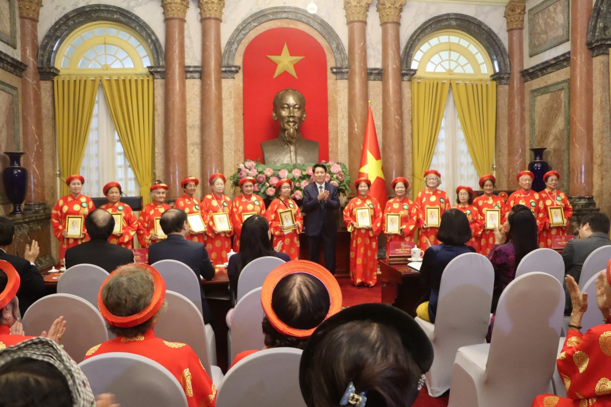 Chủ tịch nước Lương Cường trao tặng bác chân dung Chủ tịch Hồ Chí Minh cho các cụ cao niên