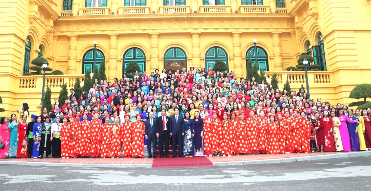 Chủ tịch nước Lương Cường chụp ảnh lưu niệm với các đại biểu