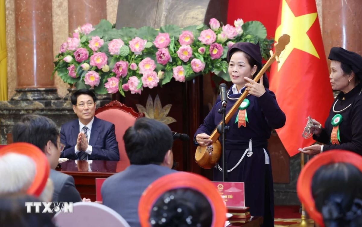 Phụ nữ Việt Nam có những cống hiến, đóng góp to lớn cho sự trường tồn và phát triển của dân tộc