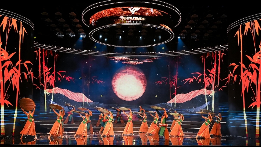 Màn trình diễn trống cơm truyền thống được phối khí mới đem đến hơi thở đương đại và tươi mới cho tiết mục.