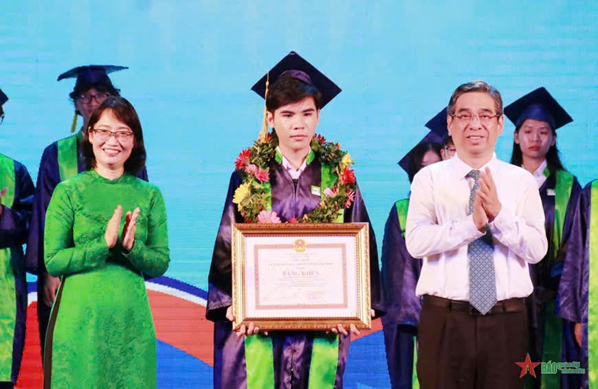 TP Hồ Chí Minh: Vinh danh 88 thủ khoa năm 2024