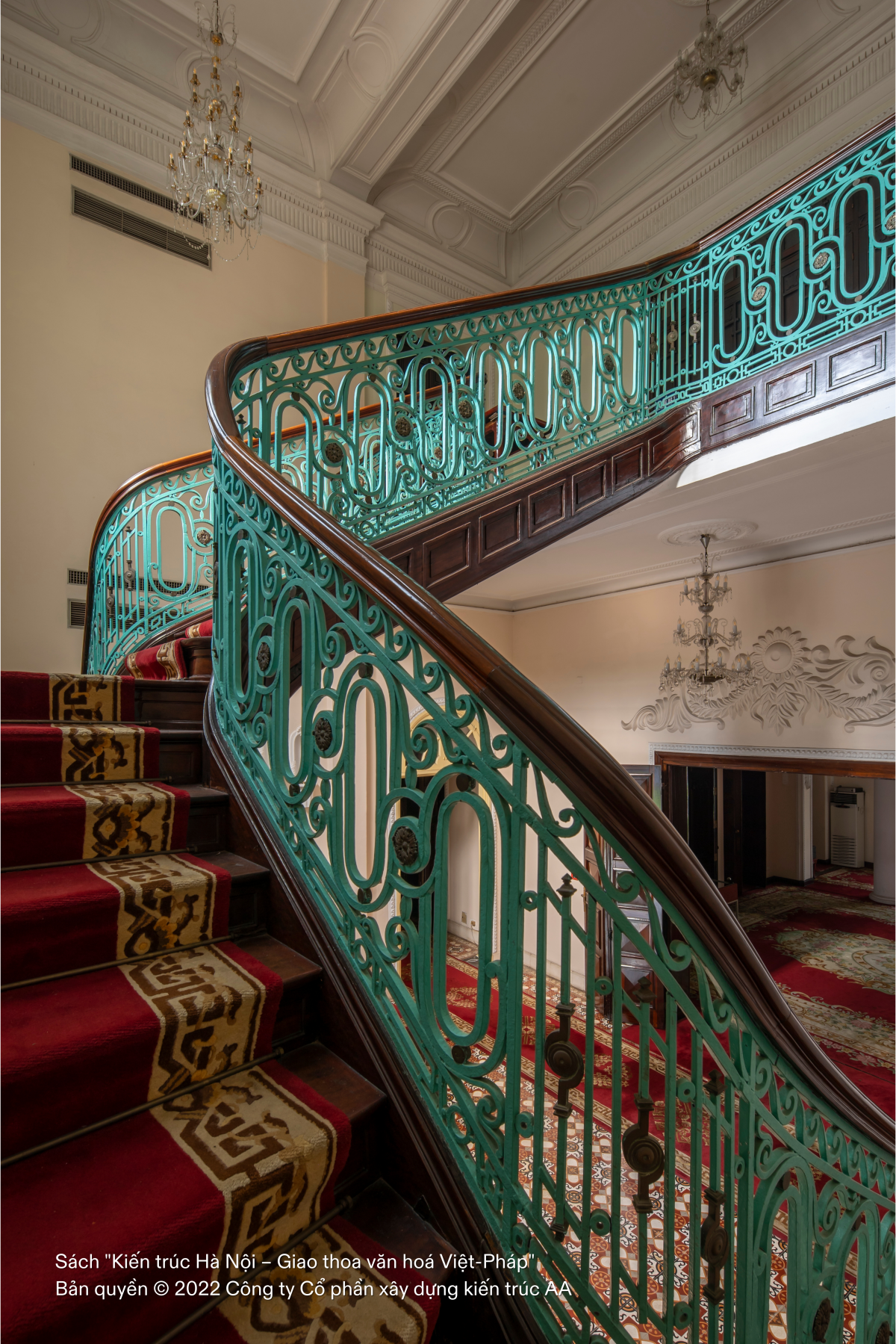 Cầu thang từ tầng trệt lên tầng một uốn lượn theo kiểu Art nouveau, kết hợp nhiều chất liệu trong Nhà khách Chính phủ. Ảnh: Công ty CP Xây dựng Kiến trúc AA