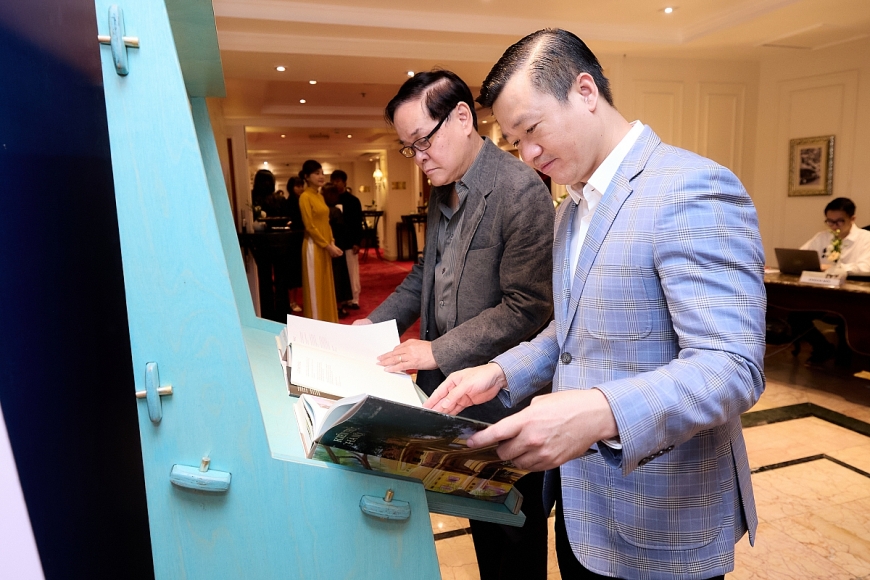 Các chuyên gia, khách mời hào hứng khám phá cuốn sách tại sự kiện. Ảnh: Sun Group
