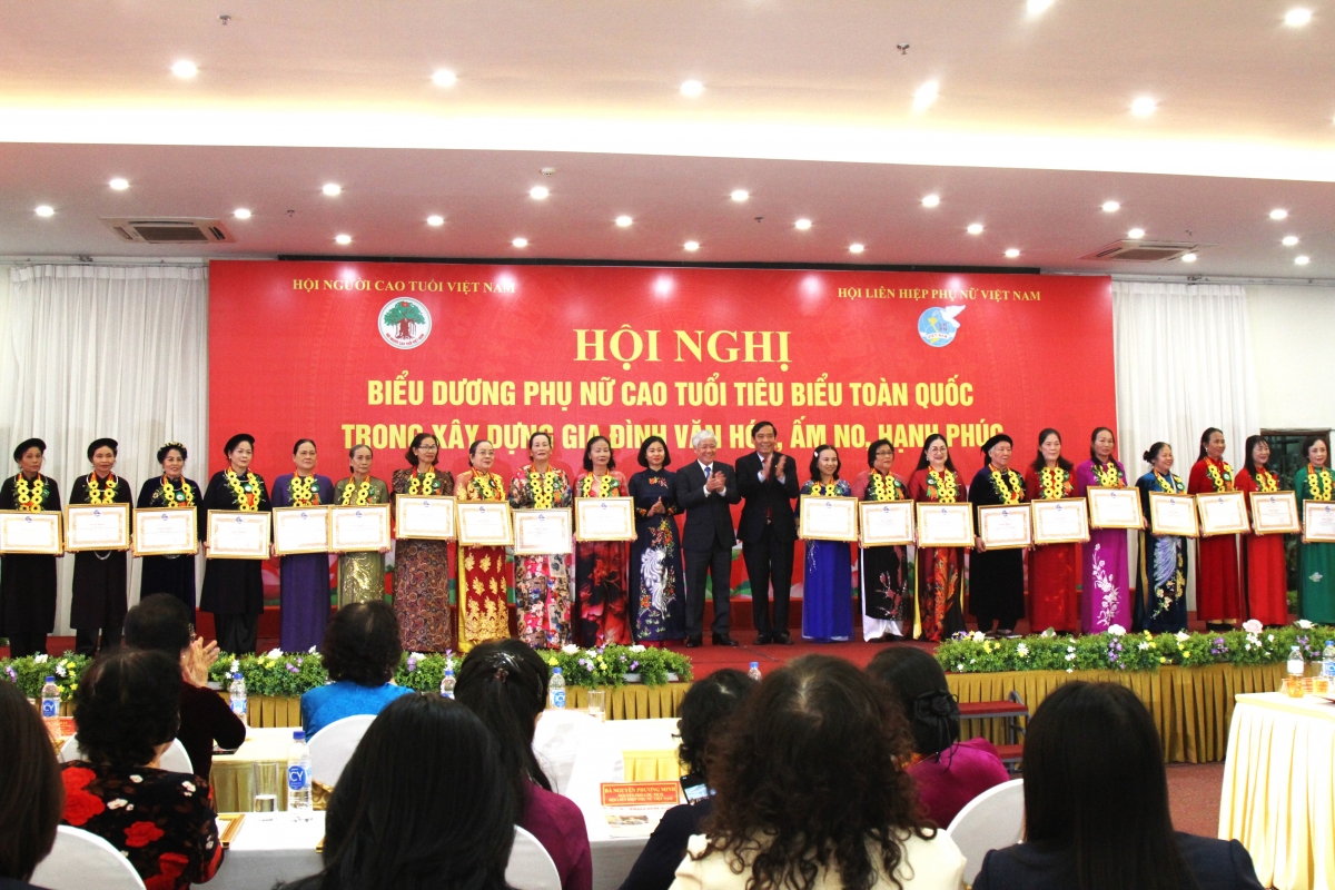 Trao Bằng khen Trung ương Hội cho các cá nhân tiêu biểu