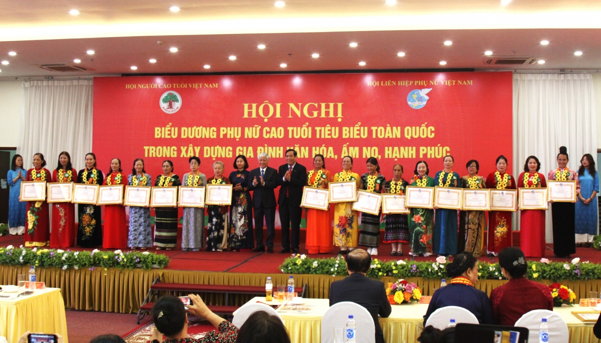 Trao Bằng khen Trung ương Hội cho các cá nhân tiêu biểu