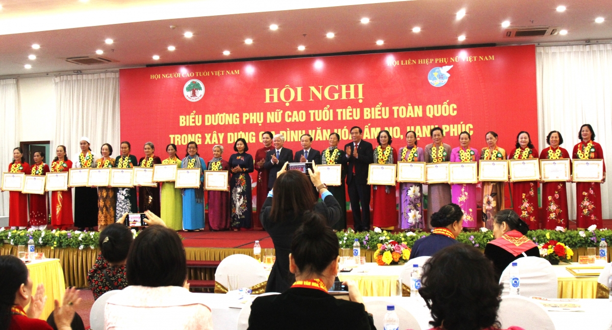 Trao Bằng khen Trung ương Hội cho các cá nhân tiêu biểu