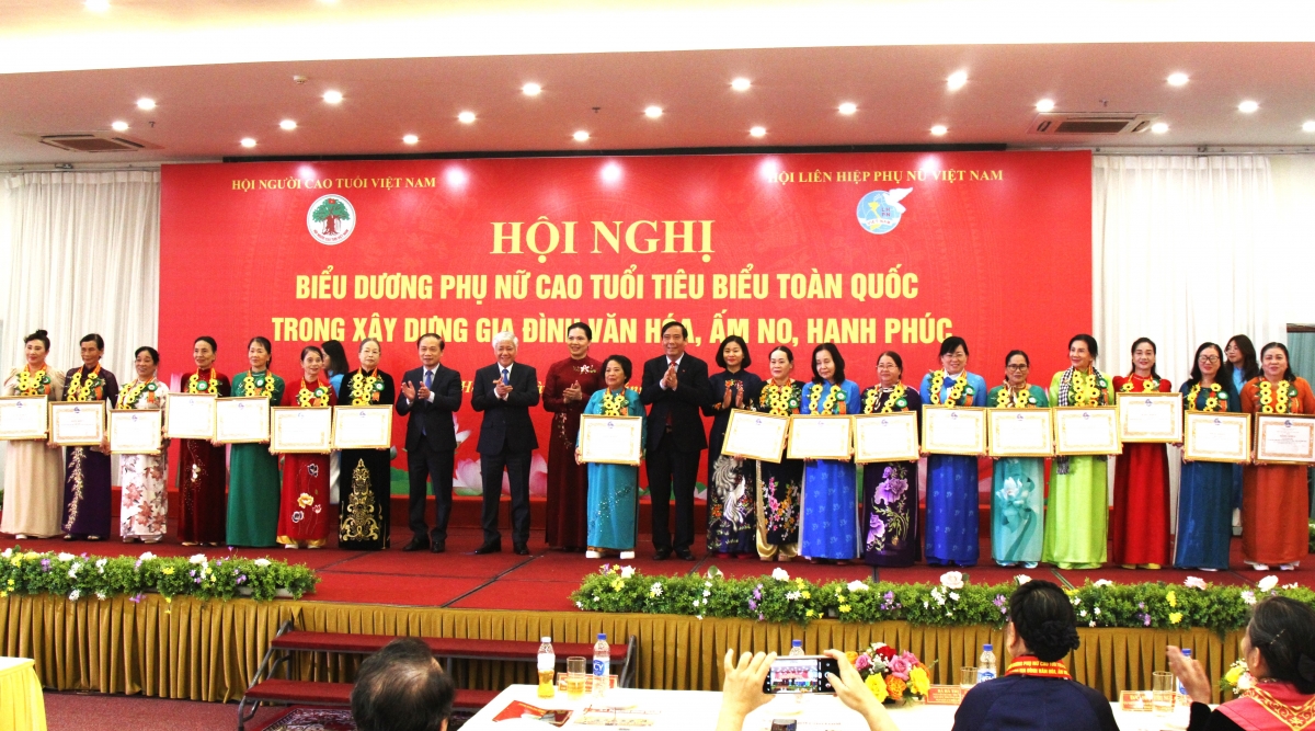 Trao Bằng khen Trung ương Hội cho các cá nhân tiêu biểu