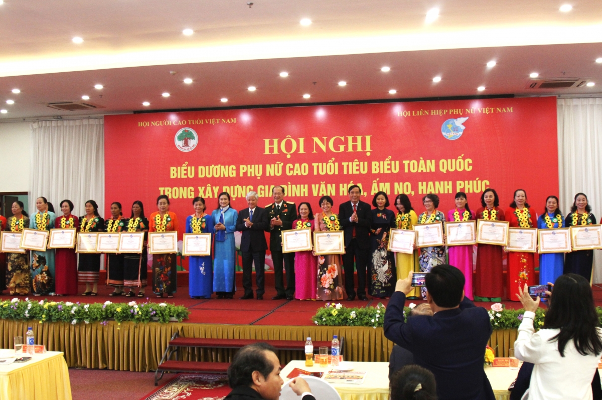 Trao Bằng khen Trung ương Hội cho các cá nhân tiêu biểu