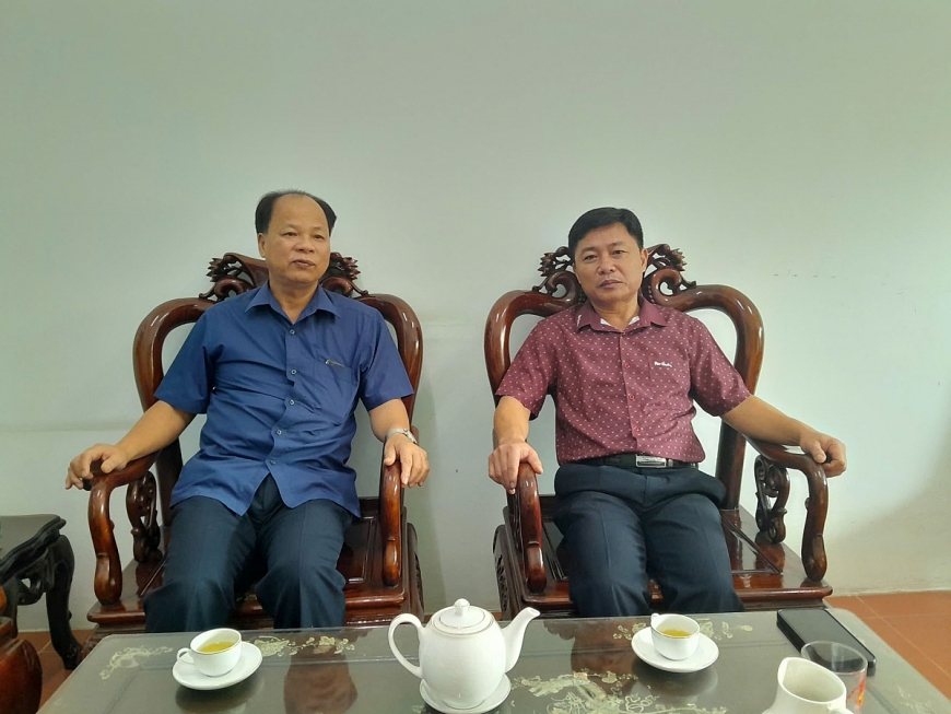 Ông Nguyễn Danh Bình (phía trái), Chủ tịch Hội NCT TP Phúc Yên thường xuyên tranh thủ sự giúp đỡ của MTTQ TP Phúc Yên.