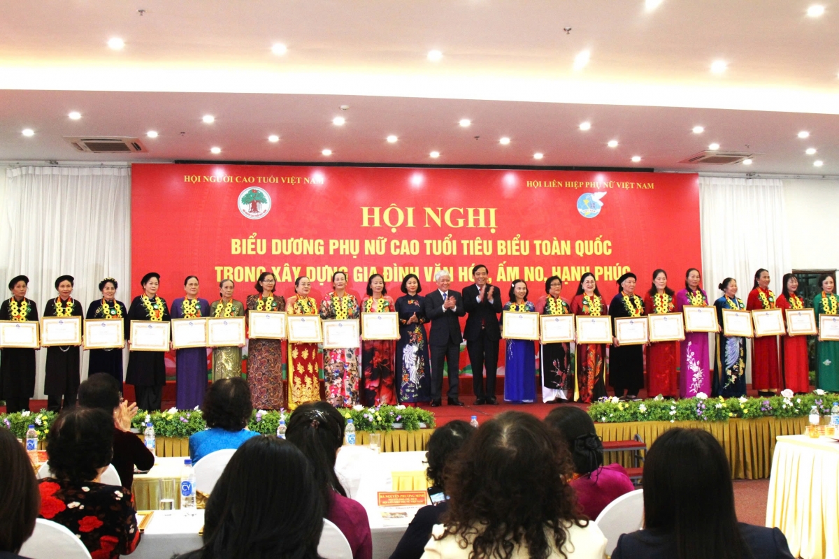 Vươn lên làm từ trồng nấm hữu cơ