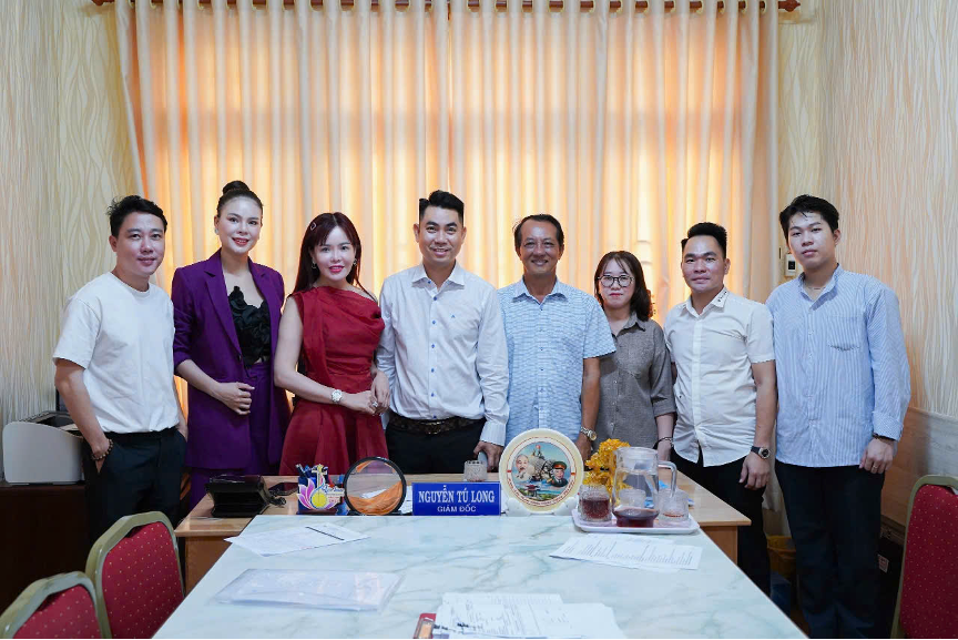 Buổi ký kết giữa ông Trung Hoàng - Giám đốc công ty Hoàng Duy và ông Nguyễn Tú Long - Giám đốc Trung tâm Văn hóa tỉnh Bình Thuận