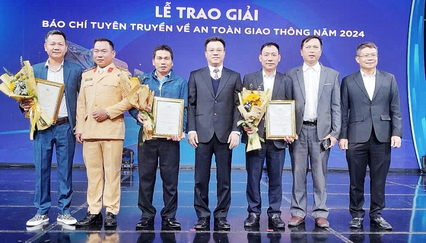  Đồng chí Lê Kim Thành, Phó Chủ tịch chuyên trách Ủy ban An toàn giao thông Quốc, đồng chí Phan Huy Chương - Phó Trưởng Ban chuyên trách Ban ATGT tỉnh  Nghệ An chụp ảnh lưu niệm với nhóm tác giả của Trung tâm Văn hoá TT&TT huyện Thanh Chương.