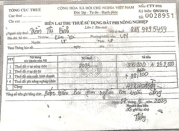 Biên lai do bà Bình đóng thuế 3 sổ đỏ.