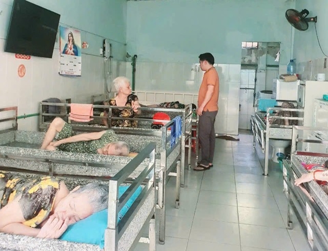 Thạc sĩ - Luật sư Nguyễn Văn Tiến, thăm hỏi người già neo đơn tại mái ấm Nhân Hậu, TP. Thủ Dầu Một, tỉnh Bình Dương