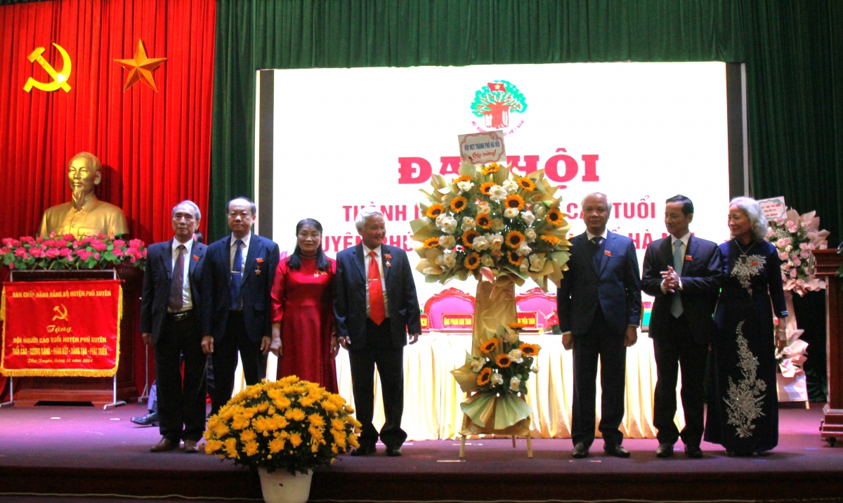 Hội NCT TP Hà Nội tặng hoa chúc mừng Đại hội