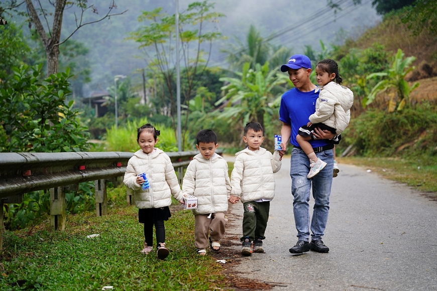 Năm 2024 đánh dấu 17 năm Vinamilk thực hiện chương trình Quỹ sữa Vươn Cao Việt Nam. Với nỗ lực bền bỉ, chương trình đã mang hơn 42 triệu hộp sữa đến cho nửa triệu trẻ em Việt Nam, tạo nên nhiều giá trị nhân văn. Không chỉ chăm sóc dinh dưỡng cho trẻ em, Quỹ sữa còn lan tỏa thông điệp “vươn cao Việt Nam”, tiếp sức cho nhiều em nhỏ vượt qua khó khăn để vươn lên. 