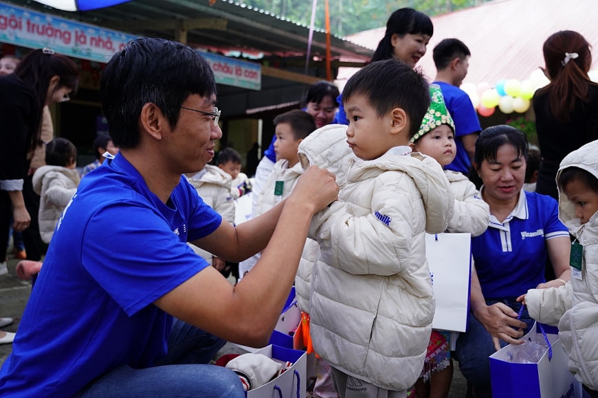 Ngoài các sản phẩm dinh dưỡng, những món đồ ủ ấm như áo, mũ len, găng tay… cũng đến với các em đúng lúc. Niềm vui của trẻ khi mặc áo mới cũng là niềm vui của người lớn khi thấy nụ cười trên môi các em