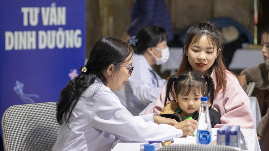 Các bé và phụ huynh tham gia chương trình cũng được thăm khám sức khỏe và tư vấn dinh dưỡng. Bên cạnh đó, hơn 30 thầy cô giáo cũng đã tham gia một buổi tập huấn chia sẻ kiến thức về chăm sóc dinh dưỡng và phòng ngừa bệnh vặt cho trẻ. Qua thăm khám ban đầu, bác sĩ Nguyễn Vũ Linh – Trưởng Trung tâm Dinh dưỡng Vinamilk – cho biết, có khoảng 25-30% học sinh bị suy dinh dưỡng và hơn 50% các cháu có vấn đề về hô hấp, đặc biệt là tai – mũi – họng do thời tiết trở lạnh