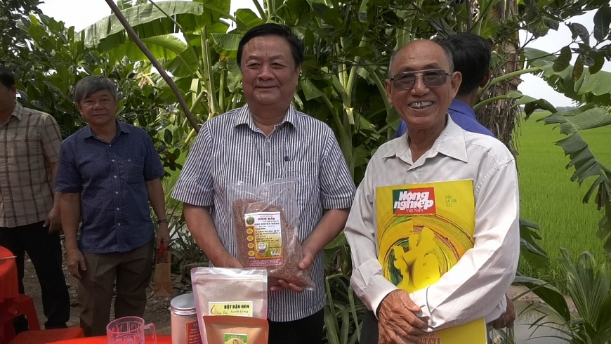 Tặng quà sản phẩm Gạo huyết rồng đạt OCOP cho Bộ trưởng Lê Minh Hoan.