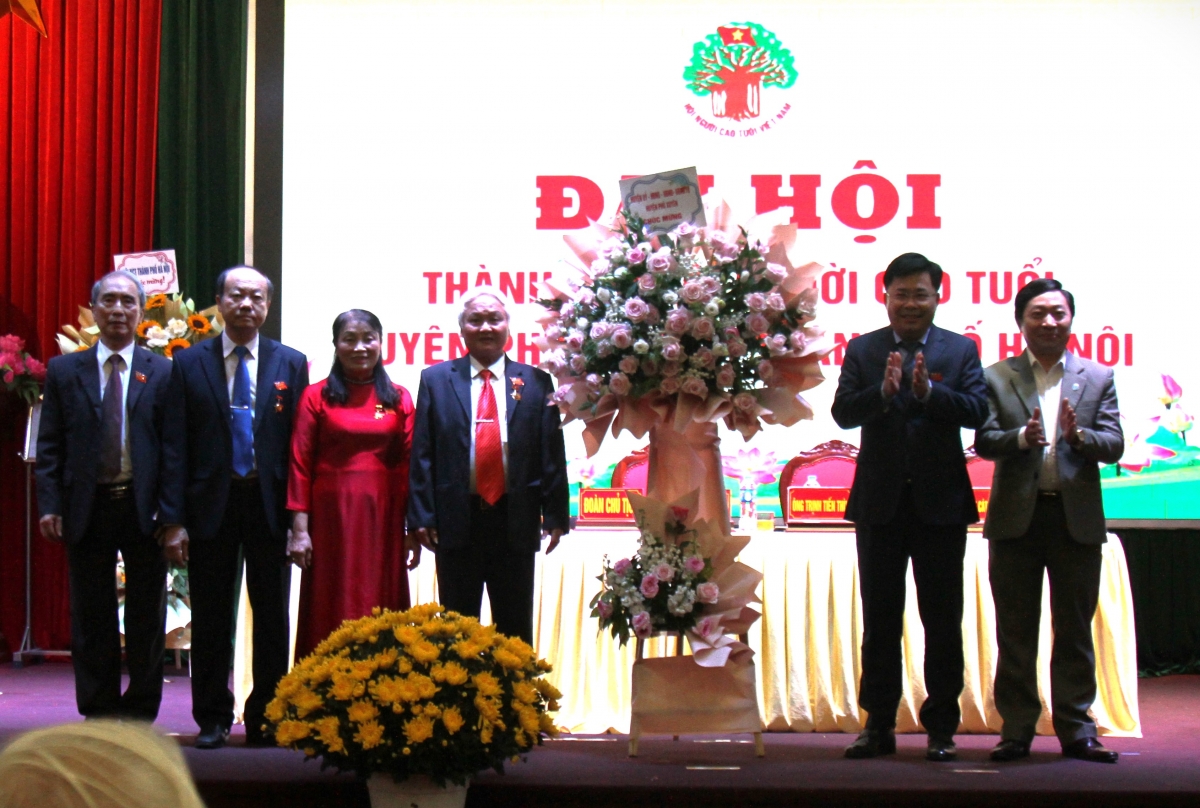 Lãnh đạo huyện Phú Xuyên tặng hoa chúc mừng Đại hội