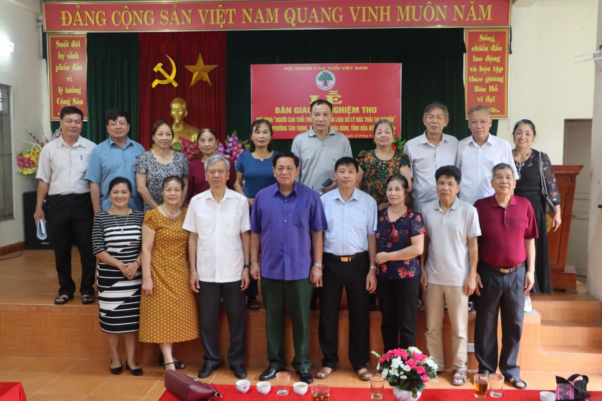 Trung ương Hội NCT Việt Nam bàn giao một số vật tư thực hiện Dự án thu gom phân loại rác thải tại nguồn cho các chi hội NCT phường Tân Thịnh, TP Hòa Bình tham gia Dự án