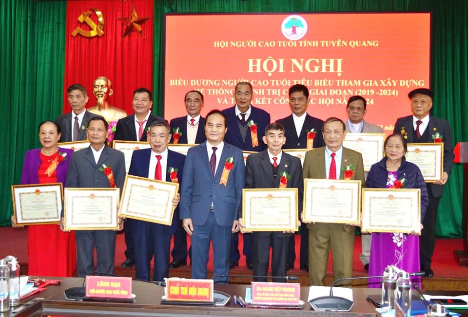 Đồng chí Hoàng Việt Phương trao Bằng khen UBND tỉnh có các tập thể, cá nhân tiêu biểu tham gia xây dựng hệ thống chính trị cơ sở Đồng chí Hoàng Việt Phương trao Bằng khen UBND tỉnh có các tập thể, cá nhân tiêu biểu tham gia xây dựng hệ thống chính trị cơ sở