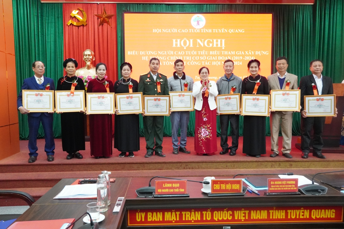 Trao Giấy khen của Hội NCT tỉnh Tuyên Quang cho các tập thể, cá nhân xuất sắc Trao Giấy khen của Hội NCT tỉnh Tuyên Quang cho các tập thể, cá nhân xuất sắc