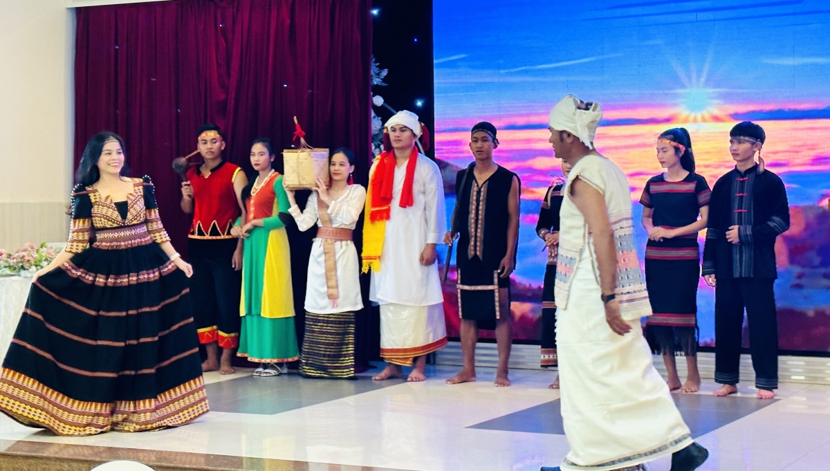 Bình Thuận: Tọa đàm “Thực trạng và giải pháp bảo tồn, phát huy trang phục truyền thống các dân tộc thiểu số và miền núi