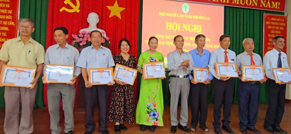 Ra mắt CLB Liên thế hệ tự giúp nhau khu phố 3, tổng kết công tác Hội năm 2024