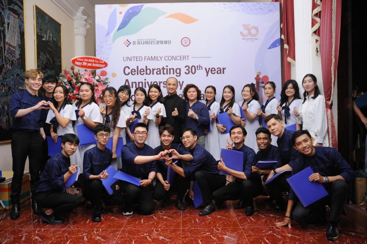 Trao tặng 160 suất học bổng cho sinh viên xuất sắc tại đêm nhạc: When you believe – Khi bạn vững tin