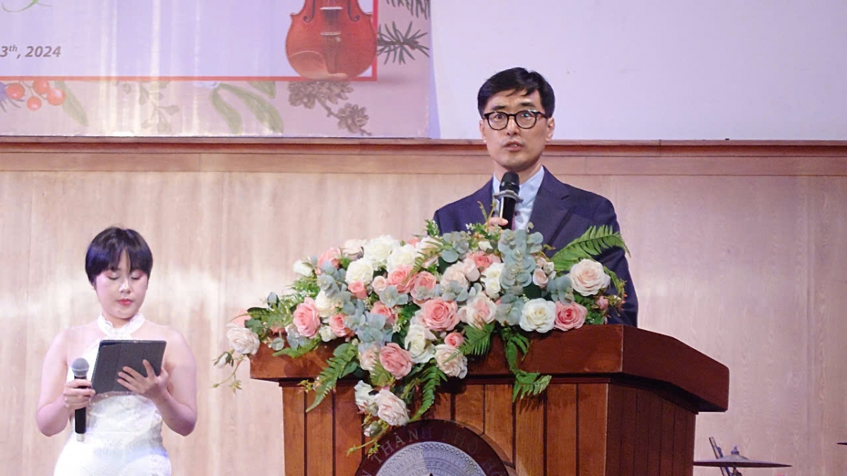 Trao tặng 160 suất học bổng cho sinh viên xuất sắc tại đêm nhạc: When you believe – Khi bạn vững tin