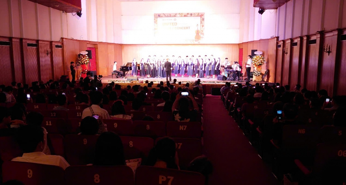 Trao tặng 160 suất học bổng cho sinh viên xuất sắc tại đêm nhạc: When you believe – Khi bạn vững tin