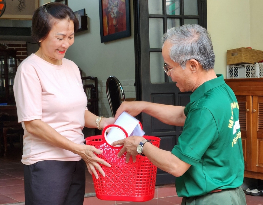 Người cao tuổi phường Phước Vĩnh thực hành giảm sử dụng nhựa, sử dụng các sản phẩm thay thế như bình nước cá nhân, làn đi chợ, túi xách cá nhân.